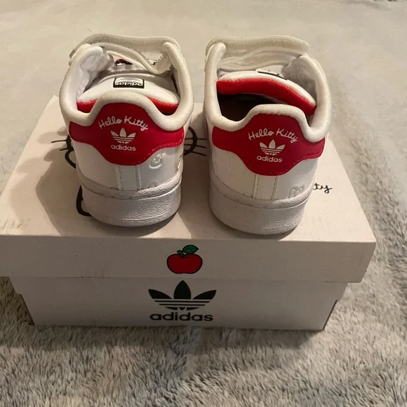 NIB Hard to Find Adidas Hello Kitty Superstar Sneakers - 5K - Picture 7 of 8